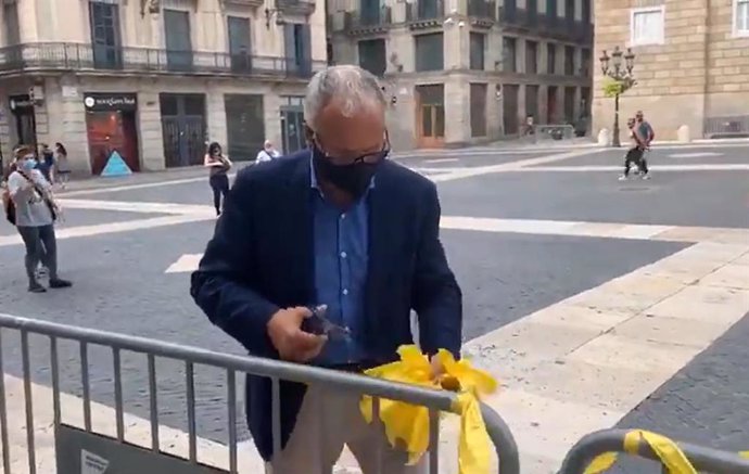 El president del PP a l'Ajuntament de Barcelona, Josep Bou, retira llaos grocs a l'entrada del consistori.