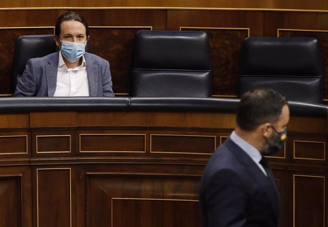 El presidente de Vox, Santiago Abascal (d), pasa delante del escaño del vicepresidente segundo del Gobierno, Pablo Iglesias