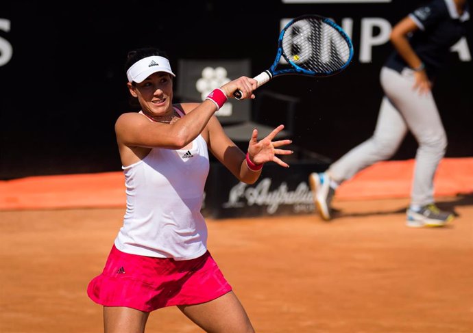 Garbiñe Muguruza ejecuta un drive durante su partido en Roma ante Coco Gauff