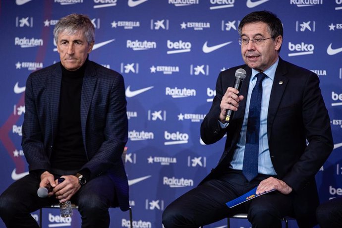 Quique Setién junto a Josep Maria Bartomeu el día de su presentación como entrenador del FC Barcelona