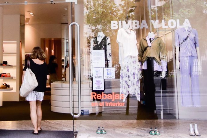 Una mujer entra por la puerta de una de las tiendas físicas de la marca Bimba y Lola ubicada en la calle Serrano de la capital. En Madrid, (España), a 18 de agosto de 2020.