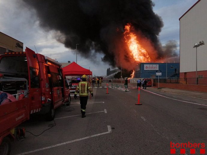Una nau industral de Sant Feliu de Llobregat en flames el 17 de setembre del 2020. Pla general. (Horitzontal)