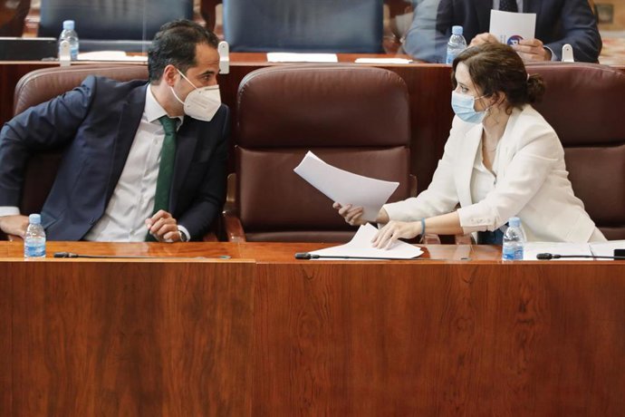 La presidenta de la Comunidad de Madrid, Isabel Díaz Ayuso, mantiene una conversación con el vicepresidente de la Comunidad de Madrid, Ignacio Aguado, durante la segunda jornada del Pleno del Debate del Estado de la Región en Madrid (España), a 15 de se