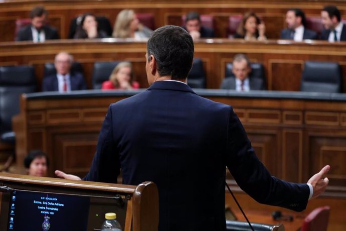 El presidente del Gobierno, Pedro Sánchez, en una réplica parlamentaria desde su escaño del Congreso 
