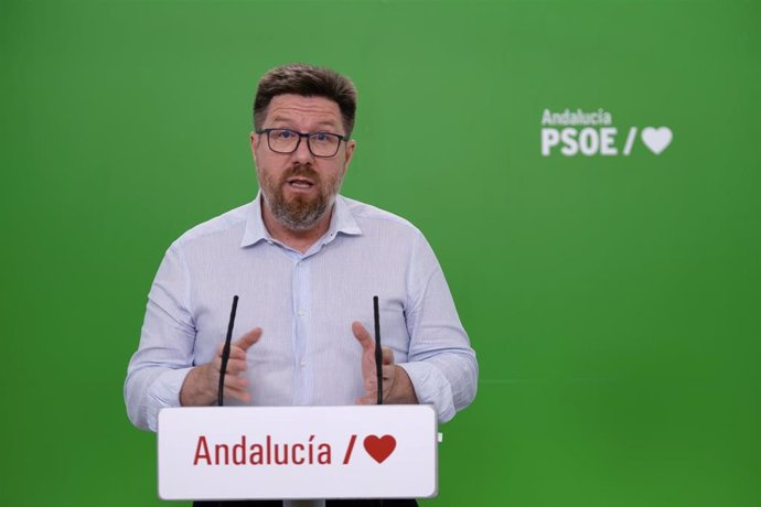 El portavoz adjunto del PSOE-A en el Parlamento andaluz Rodrigo Sánchez Haro, en rueda de prensa.
