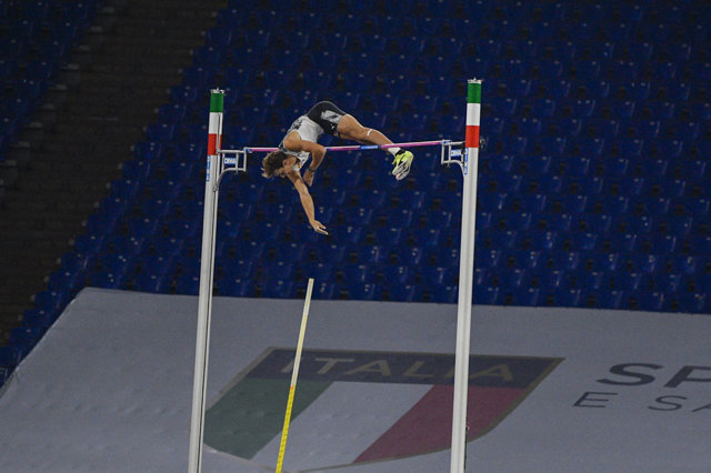 17 September 2020, Italy, Rome: Sweden's Armand Duplantis in action during the men's pole vault competition at the Golden Gala Pietro Mennea IAAF Diamond League athletics meet in Rome. Photo: Fabrizio Corradetti/LaPresse via ZUMA Press/dpa