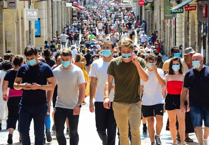 Personas con mascarilla en Francia durante la pandemia de coronavirus
