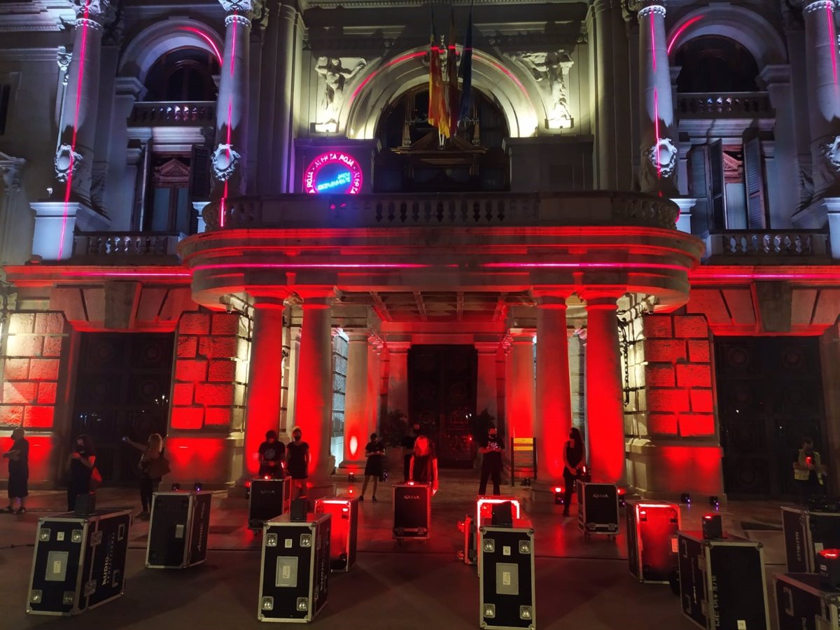 El Ayuntamiento De Valencia Se Tine De Rojo En La Protesta Del Sector De Los Eventos Y Espectaculos