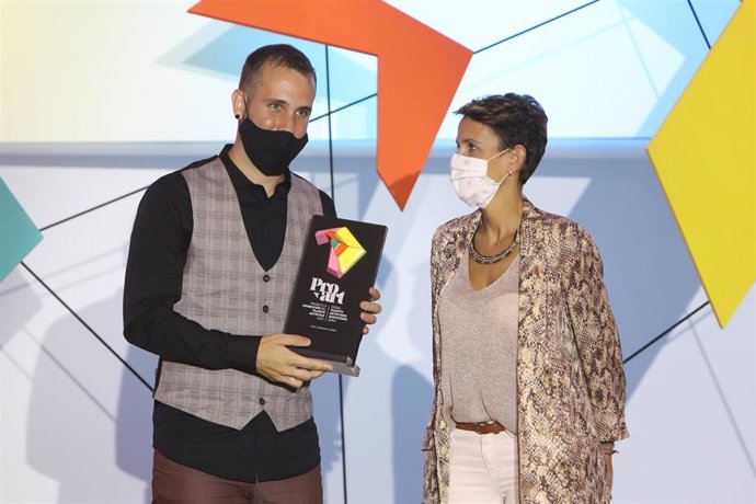 El músico Iván Carmona recibe el Premio a la Promoción al Talento Artístico de manos de la presidenta del Gobierno de Navarra, María Chivite