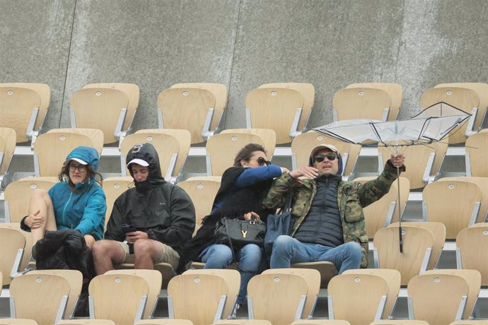 Aficionados aguantan bajo la lluvia durante la edición 2019 de Roland Garros