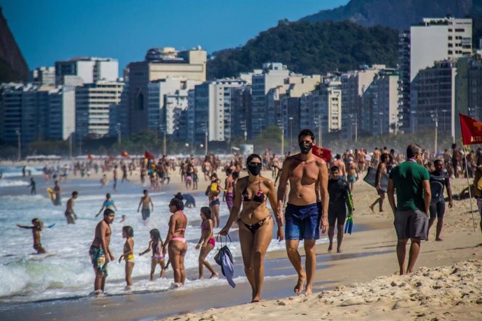 Una pareja camina por las playa de Leme, en el sur de Río de Janeiro.