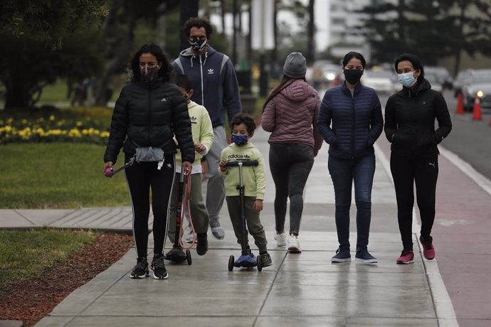 Un grupo de personas pasean por las calles de Lima aprovechando la flexibilización de las medidas de confinamientos levantadas por el Gobierno de Perú.