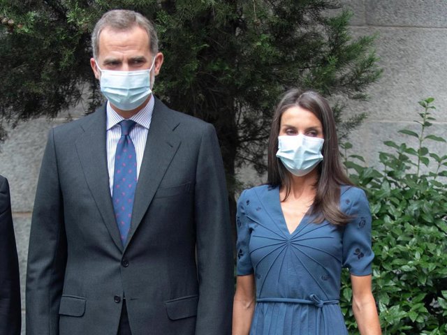 Los Reyes han presidido la inauguración de una exposición homenaje a Miguel Delibes en la Biblioteca Nacional cuando se cumplirían 100 años del nacimiento del escritor