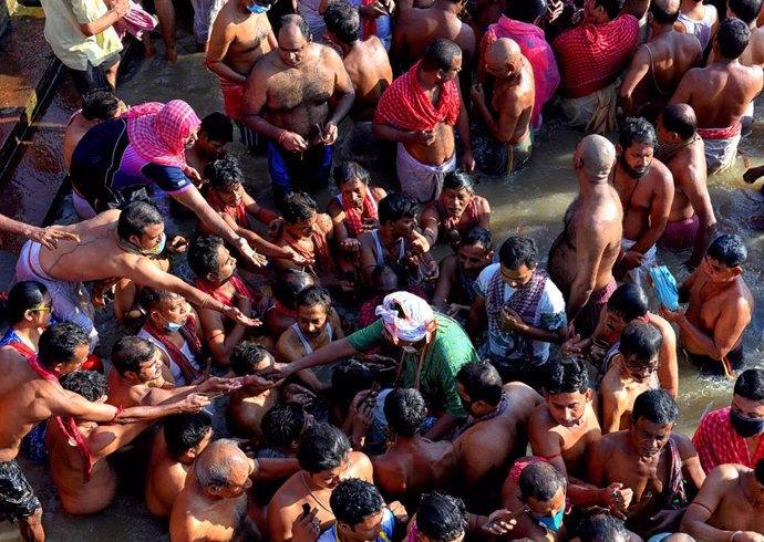 Miles de devotos a orillas del Ganges guiados por un clérigo rezan a sus antepasados durante la celebración de Mahalaya, en plena pandemia del coronavirus, en un país que suma más de 90.000 casos diarios en la última semana.