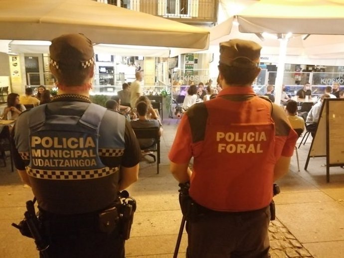 Agentes de la Policía Municipal de Pamplona y de la Policía Foral controlan el cumplimiento de la norma sanitaria en Pamplona.