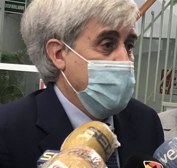 El patólogo de la UZ, Juan José Badiola, con mascarilla