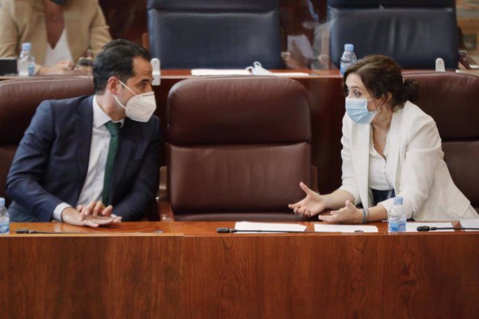 La presidenta de la Comunidad de Madrid, Isabel Díaz Ayuso, mantiene una conversación con el vicepresidente de la Comunidad de Madrid, Ignacio Aguado, durante la segunda jornada del Pleno del Debate del Estado de la Región en Madrid (España),