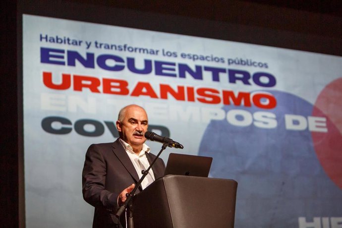 El consejero de Ordenación del Territorio, Vivienda, Paisaje y Proyectos Estratégicos del Ejecutivo foral, José M Aierdi, interviene en las jornadas 'Urbanismo en tiempos de COVID: habitar y transformar'