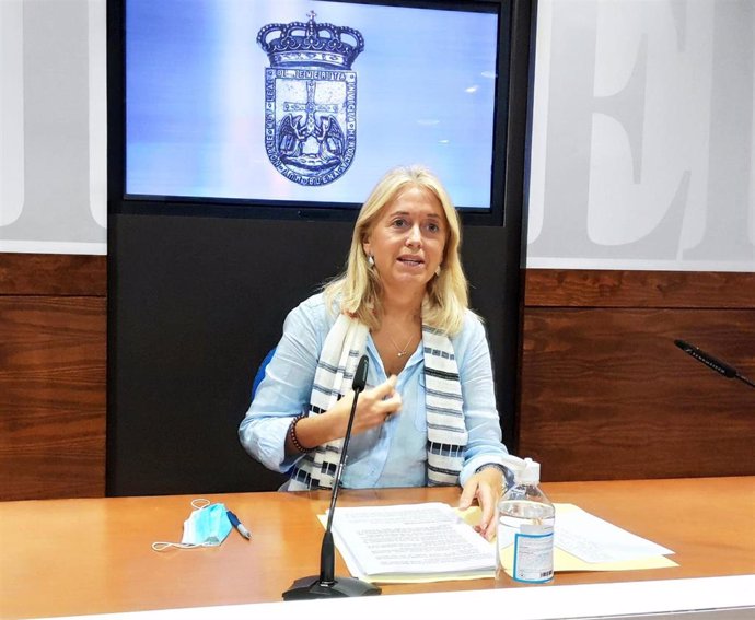 La portavoz de Vox en el Ayuntamiento de Oviedo, Cristina Coto, en rueda de prensa.
