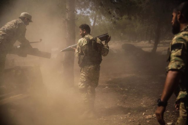 Milicianos del Frente Nacional para la Liberación, apoyado por Turquía, en unos ejercicios en la localidad siria de Ghazawiya