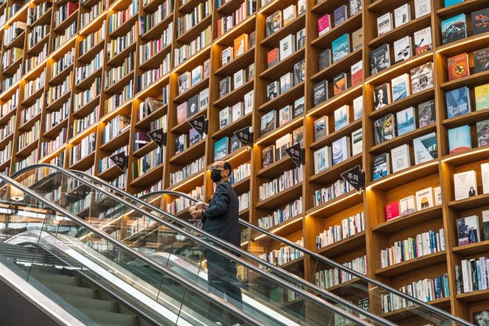 Un home amb mscara en una biblioteca de Seül
