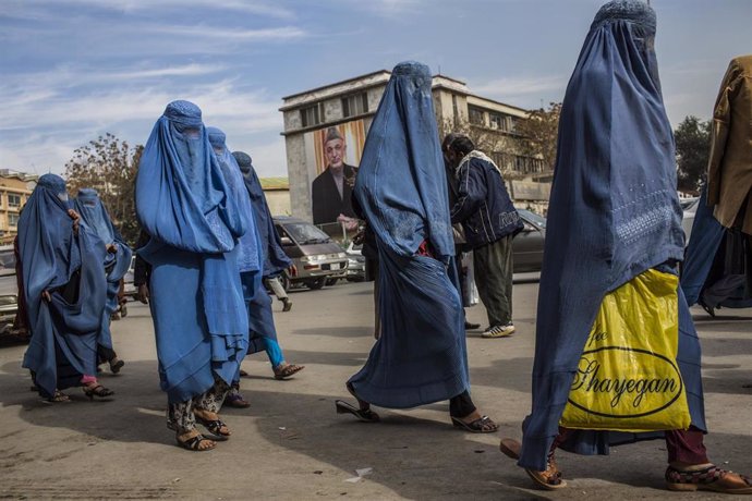 Mujeres con burka pasean por Kabul