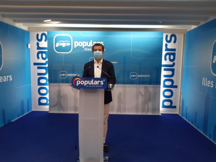 El presidente del PP balear y portavoz del Grupo Popular en el Parlament, Gabriel Company, en rueda de prensa.