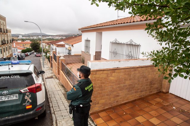 Agentes de la Guardia Civil custodian el domicilio de Eugenio D.H. de 28 años de edad y nacionalidad española, detenido por el presunto asesinato de Manuela Chavero.