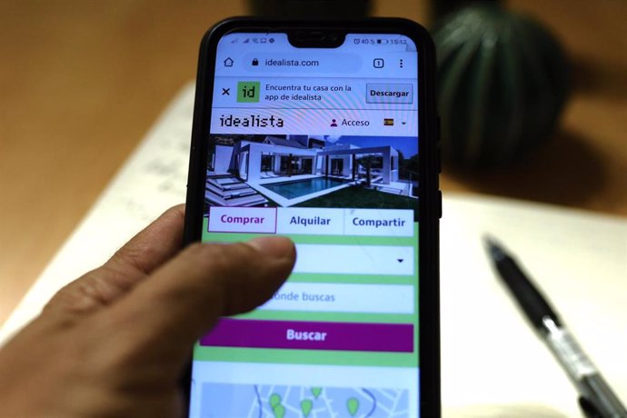 Una persona hace uso de la aplicación móvil de Idealista, una plataforma de anuncios de pisos y casas en venta o alquiler, en Madrid, (España), a 10 de septiembre de 2020