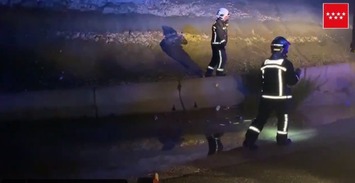 Intervención de los Bomberos de la Comunidad de Madrid tras la tormenta en una balsa de agua