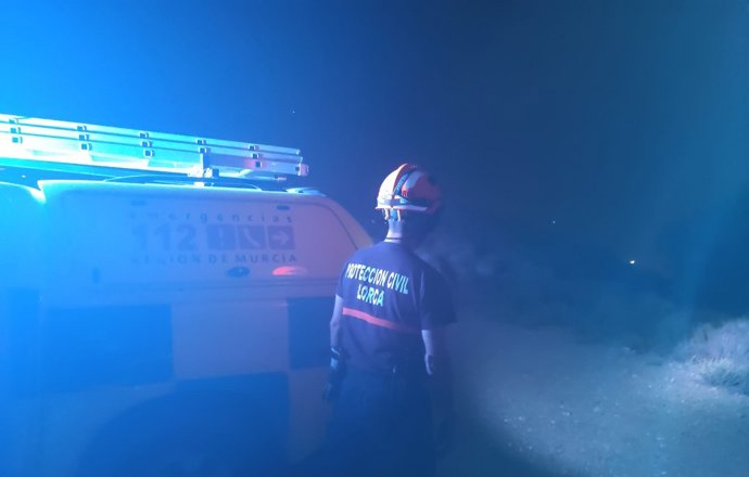 Un efectivo de Protección Civil de Lorca, durante uno de los rescates