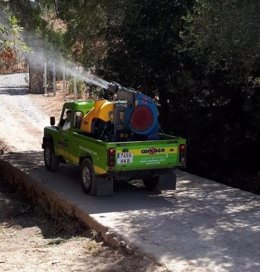 Un camión fumigando contra los mosquitos en el término municipal de Vejer
