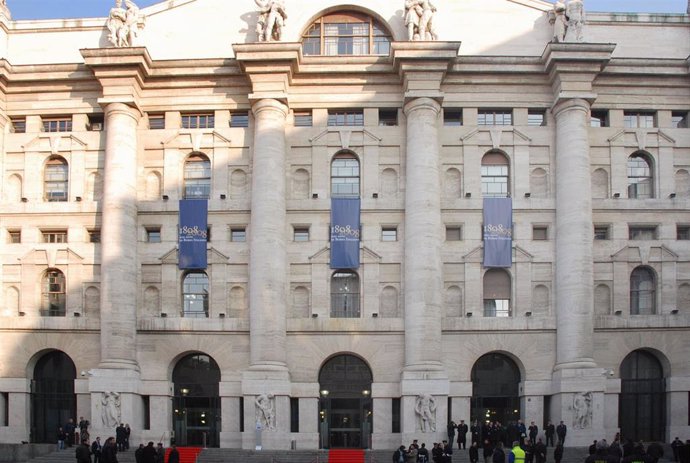Foto de archivo del edificio de la Bolsa de Milán, en Milán (Italia), a 20 de abril de 2015. El índice FtseMib de la Bolsa de Milán ha comenzado la sesión de este lunes con una caída del 4,24%, después de que durante el fin de semana el brote de coronav
