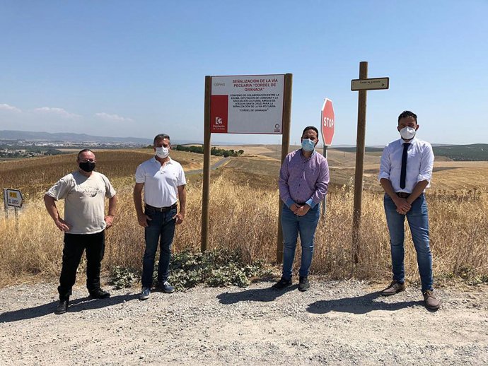 El delegado de Infraestructuras Rurales de la Diputación de Córdoba, Manuel Olmo (segundo por la dcha.), en la ruta de acceso al yacimiento de Ategua