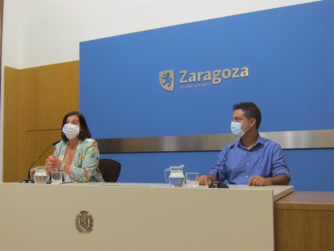 La vicealcaldesa, Sara Fernández, y el presidente de la Asociación de Floristas de Aragón, Rubén Cebollero
