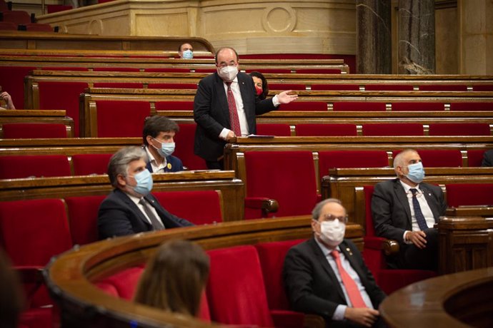 El líder del PSC, Miquel Iceta (corbata vermella), intervé en el ple del Parlament. Barcelona, Catalunya, (Espanya), 9 de setembre del 2020.