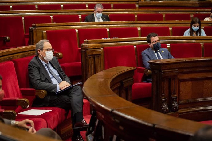 El presidente de la Generalitat, Quim Torra (i), en el Debate de Política General (DPG) en el Parlament, en Barcelona, Catalunya (España), a 16 de septiembre de 2020. Durante el plenario, Torra explica la senda que quiere transitar su Ejecutivo en el pr