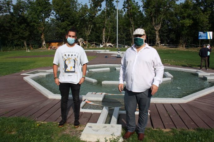Pla obert de l'alcalde de Llívia, Elies Nova, (dreta) i el primer tinent d'alcalde, Roger Alsina, davant la piscina octogonal dels banys termals de Llívia (Cerdanya). Imatge del 17 de setembre de 2020 (Horitzontal).