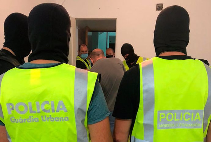 Pla tancat d'agents policials en un operatiu antidroga al barri tarragoní de Campclar on s'ha desmantellat el principal punt de venda de droga. Imatge publicada el 18 de setembre del 2020. (Horitzontal)
