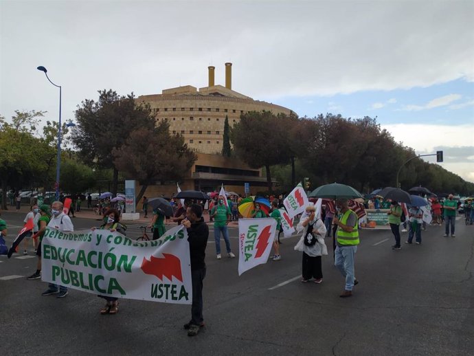 Movilización por la huelga educativa convocada en Andalucía por una "educación segura"