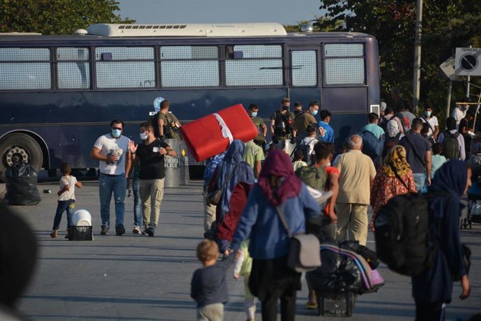 Traslado de migrantres y refugiados al nuevo campamento en Lesbos