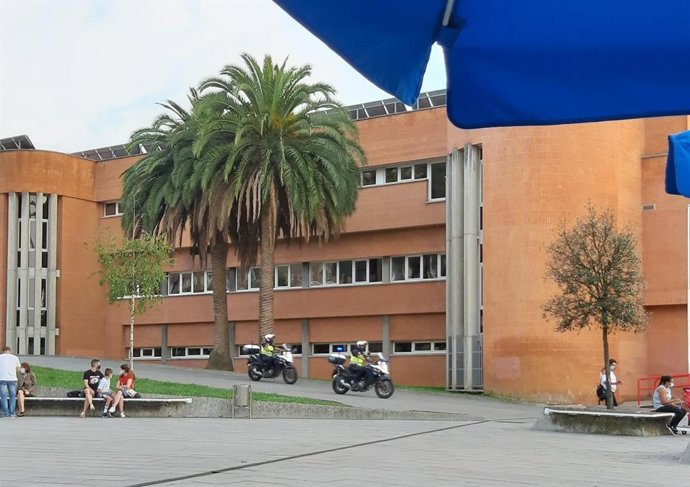 Agentes de la Policía Nacional en moto durante la búsqueda de un joven que acuchilló a un menor en el parque de Los Pericones