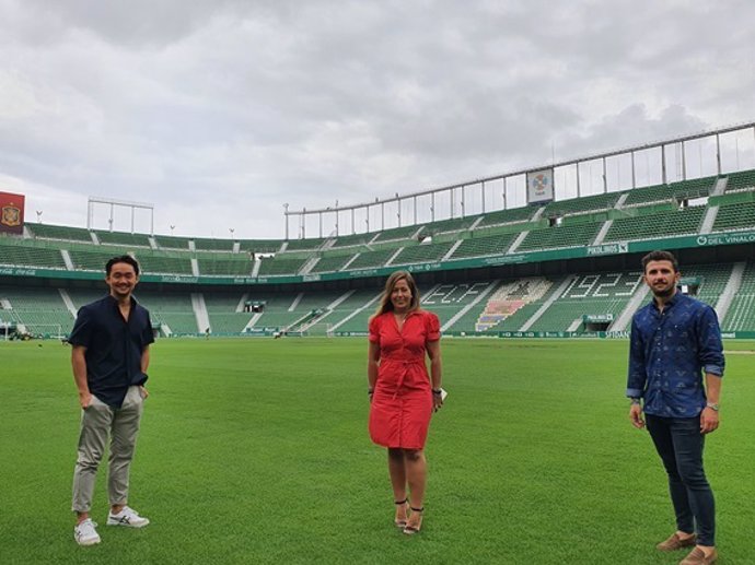 Koh Onozawa, Director, Strategy y Global Partnerships de Docuten, Patricia Rodríguez, Directora General del Elche CF, y el Presidente del Real Avilés CF y Partner de Docuten Sports, Diego Baeza