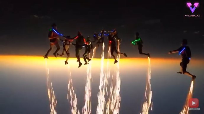 Estos paracaidistas iluminan el cielo con fuegos artificiales atados a sus pies