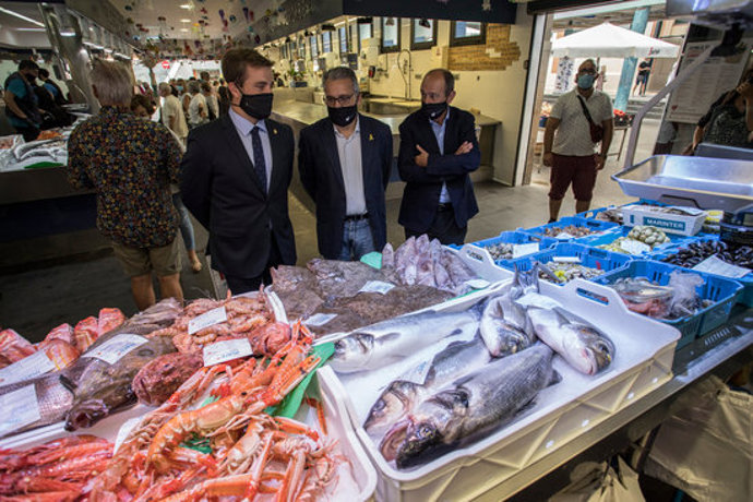 Pla obert del diputat a la Diputació de Girona, Jordi Camps, i l'alcalde de Palafrugell en una parada de peix en el mercat de Palafrugell el 18 de setembre de 2020 (Horitzontal)