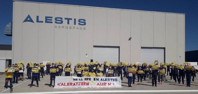 Representantes de los trabajadores de Alestis en la planta de Miñano (Alava)
