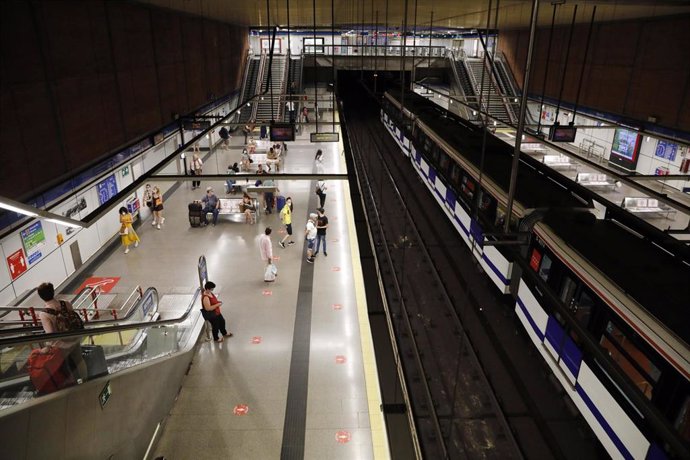 Andén de metro del intercambiador de Moncloa, en Madrid (España), a 1 de julio de 2020. La Consejería de Transportes, Movilidad e Infraestructuras pone en servicio a partir de hoy, día 1 de julio, el cien por cien de la oferta en la red de transporte pú