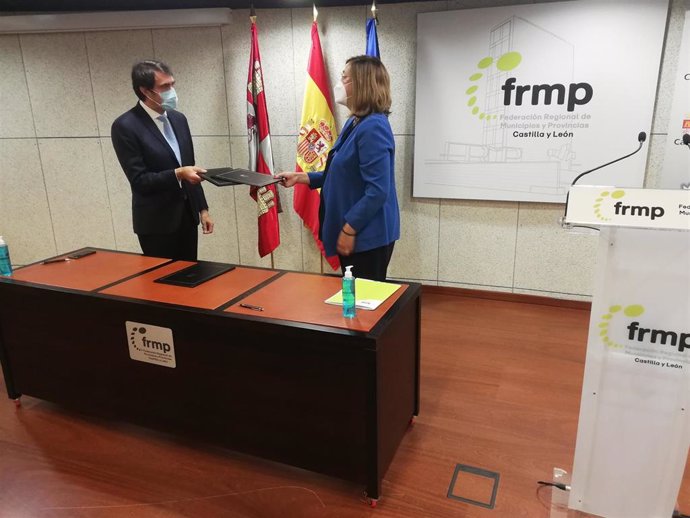 El consejero de Fomento y Medio Ambiente y la presidenta de la FEMP firman el acuerdo de colaboración sobre policías locales