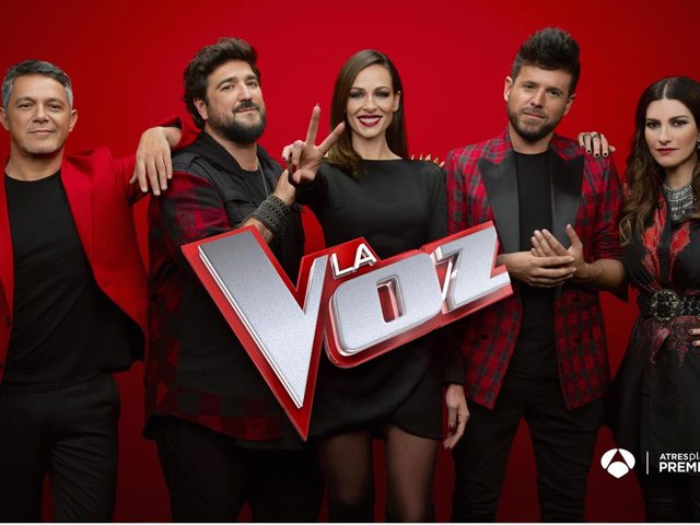 Eva González, en la imagen promocional de "La Voz" al lado de Antonio Orozco, Alejandro Sanz, Laura Pausini y Pablo Lópeze