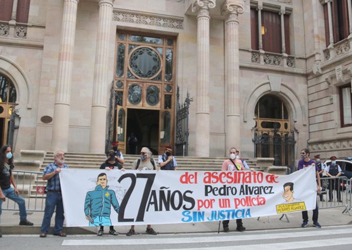 Pla general de la pancarta recordant l'assassinat no resolt de Pedro Álvarez fa 27 anys, davant les escales de l'Audincia de Barcelona, el 18-9-20 (horitzontal).